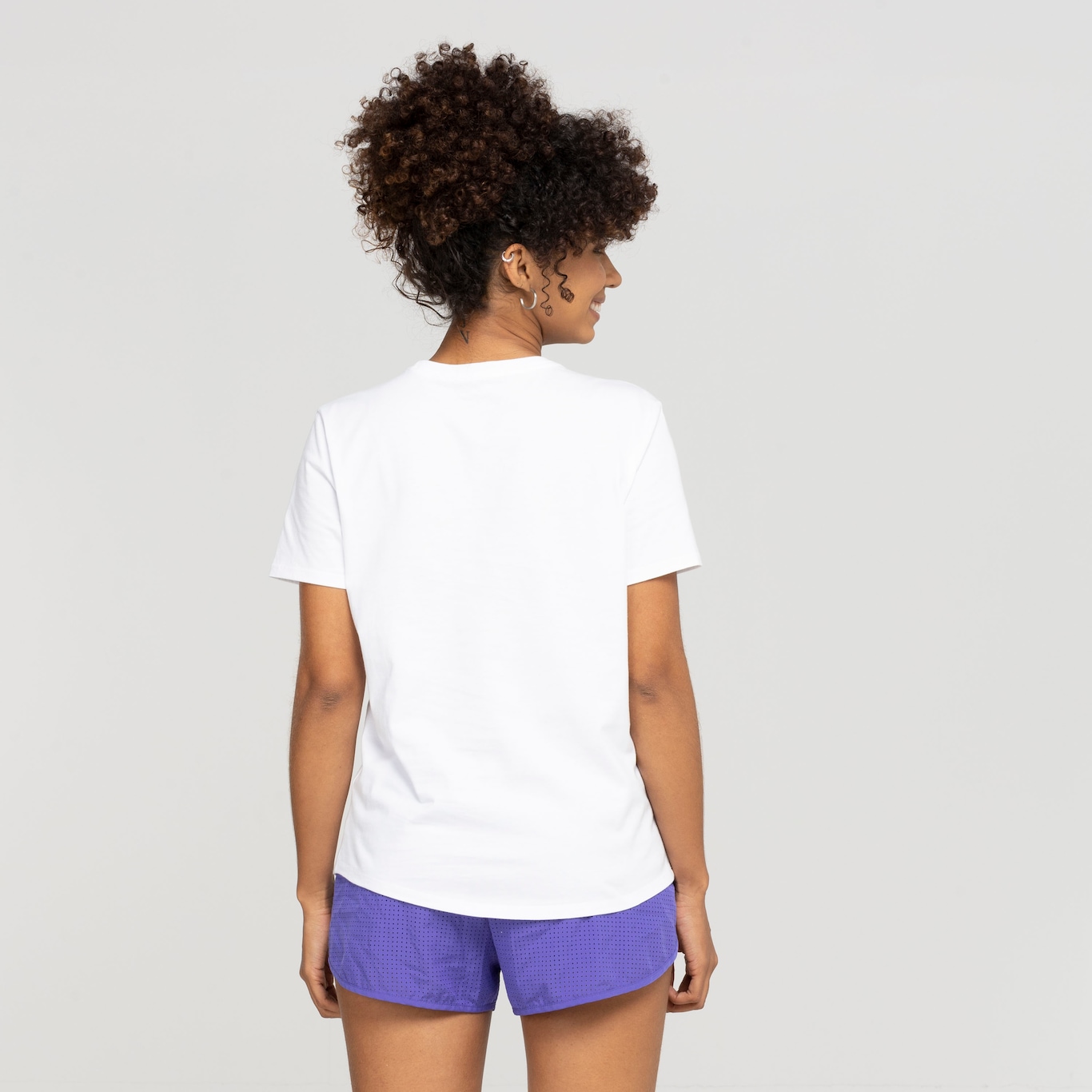 Camiseta Feminina Nike Manga Curta Sportswear Club - Foto 2