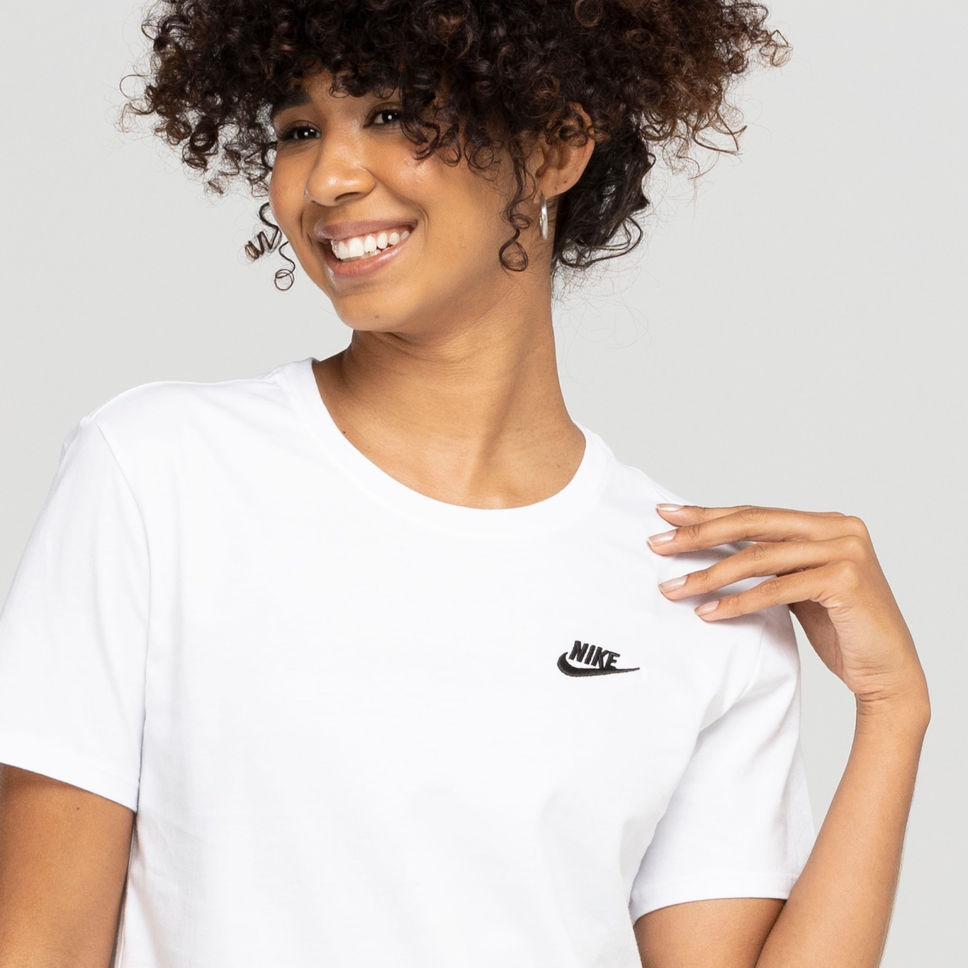 Camiseta Feminina Nike Manga Curta Sportswear Club - Foto 4