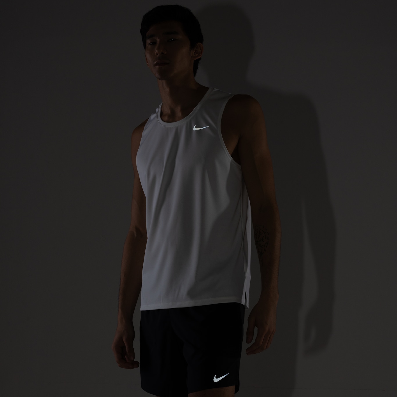 Camiseta Regata Masculina Nike Dri-Fit Miler - Foto 6