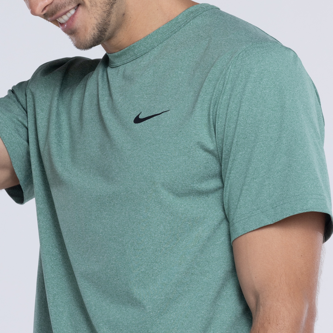 Camiseta Masculina Nike Manga Curta Dri-Fit UV Hyverse - Foto 6