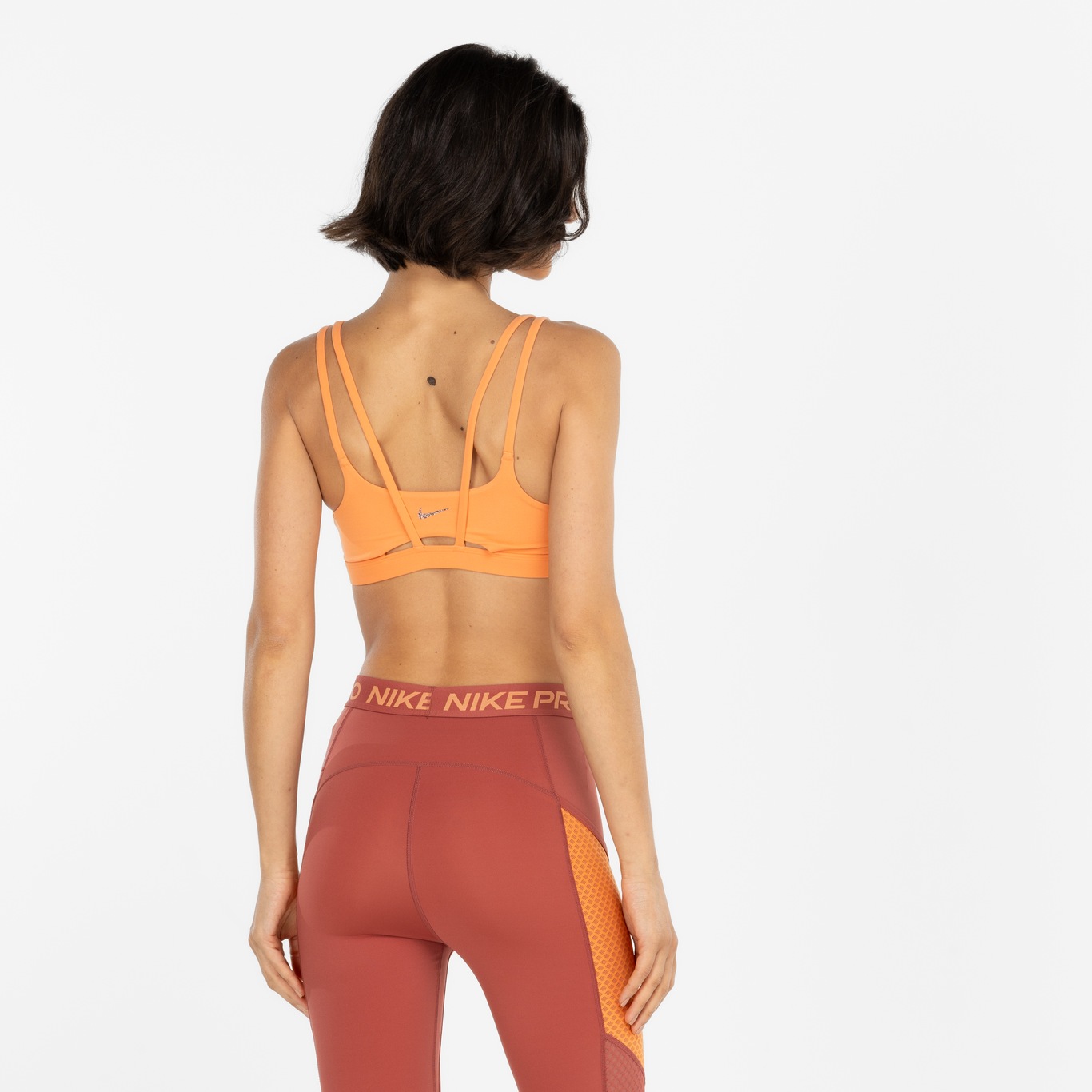 Top Fitnees com Bojo Nike Baixa Sustentação Dri-Fit Alate Trace BRA - Adulto - Foto 3