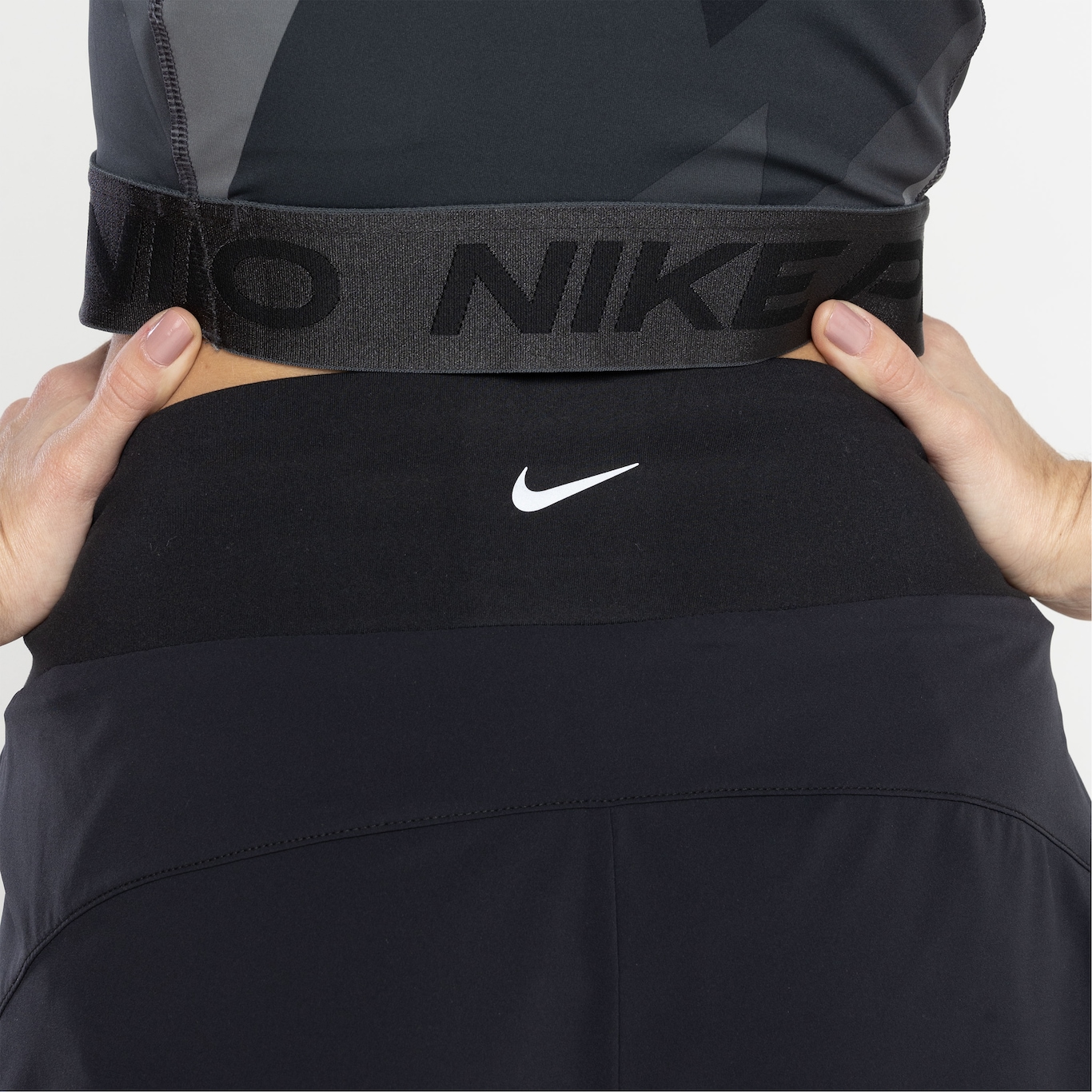 Short Feminino Nike Dri-Fit Bliss MR 5IN - Foto 4