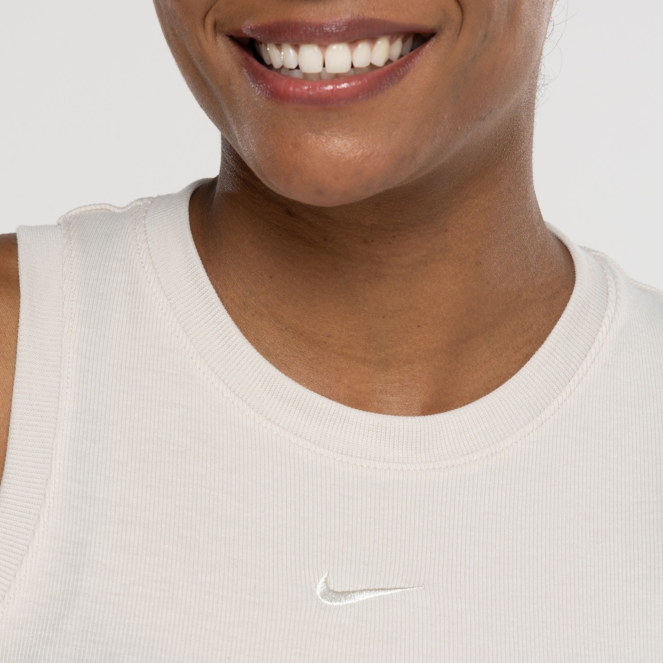 Blusa Cropped Regata Feminina Nike Sportswear Essentials - Foto 6