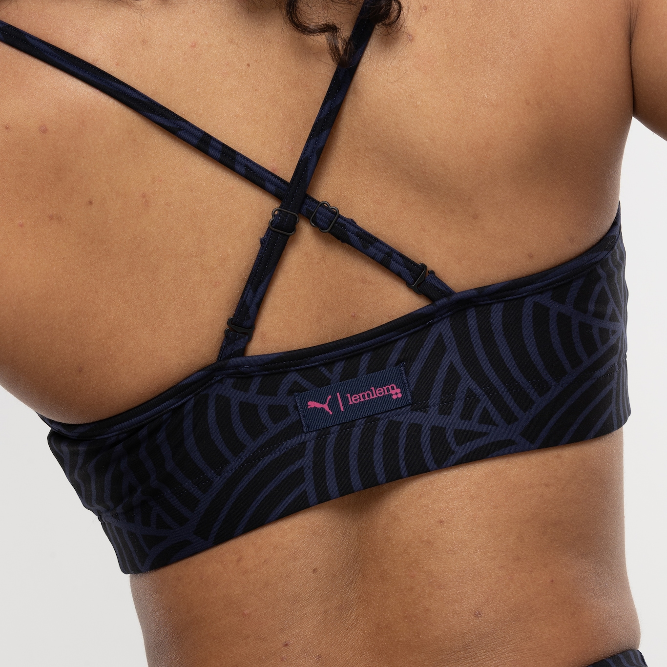 Top Fitness com Bojo Puma Baixa Sustentação Lemlem Low Impact BRA - Adulto - Foto 5