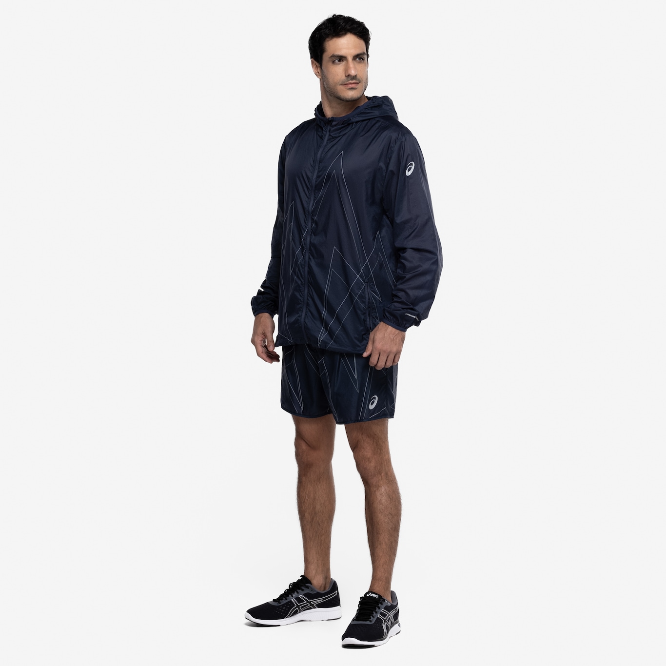 Jaqueta Corta-Vento Masculina ASICS com Capuz Ultraleve Estampa Linhas - Foto 4