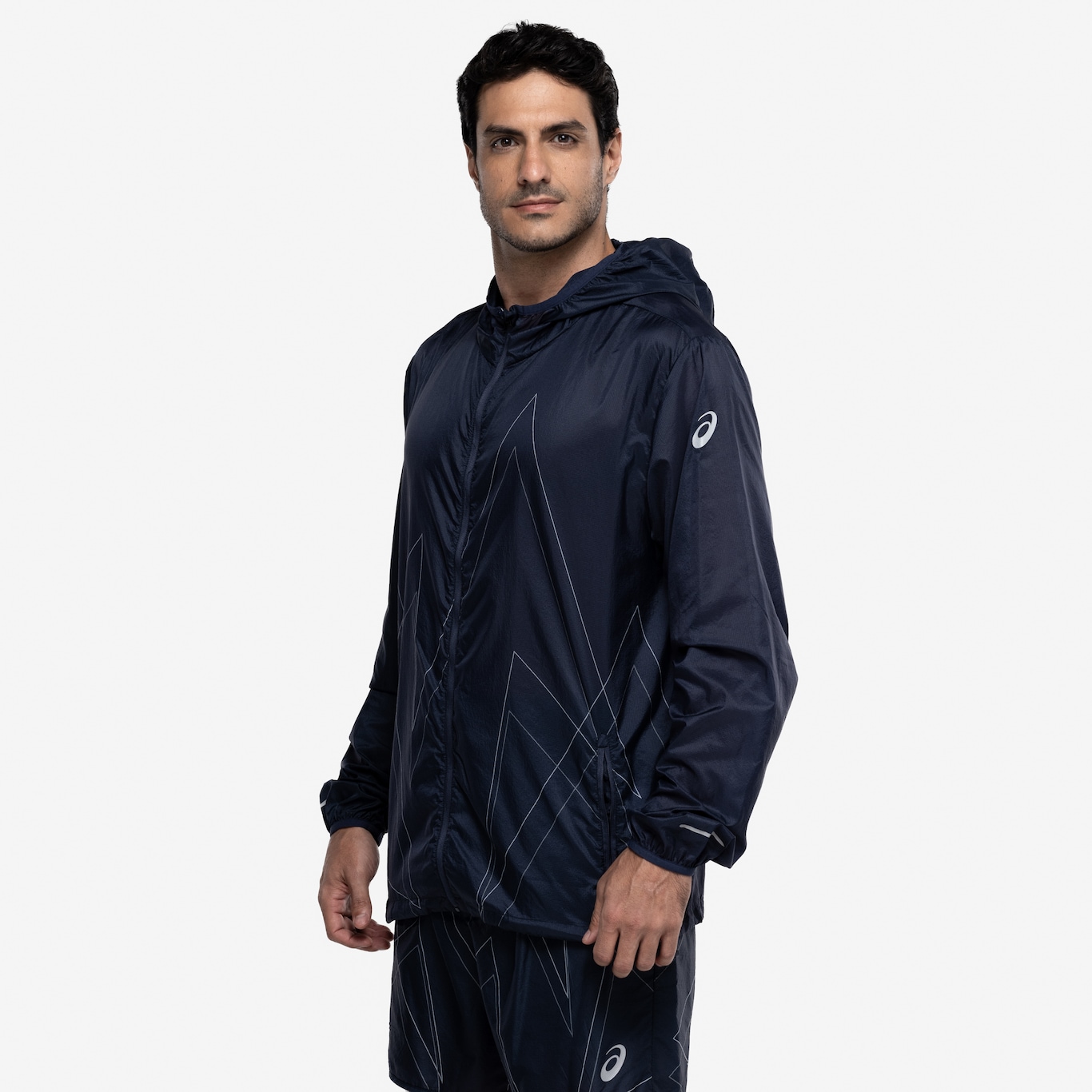 Jaqueta Corta-Vento Masculina ASICS com Capuz Ultraleve Estampa Linhas - Foto 5