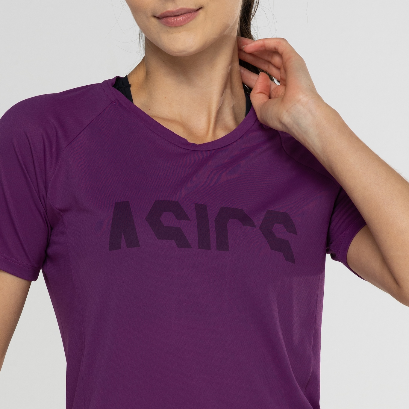 Camiseta Feminina ASICS Manga Curta Recorte Respirável - Foto 6