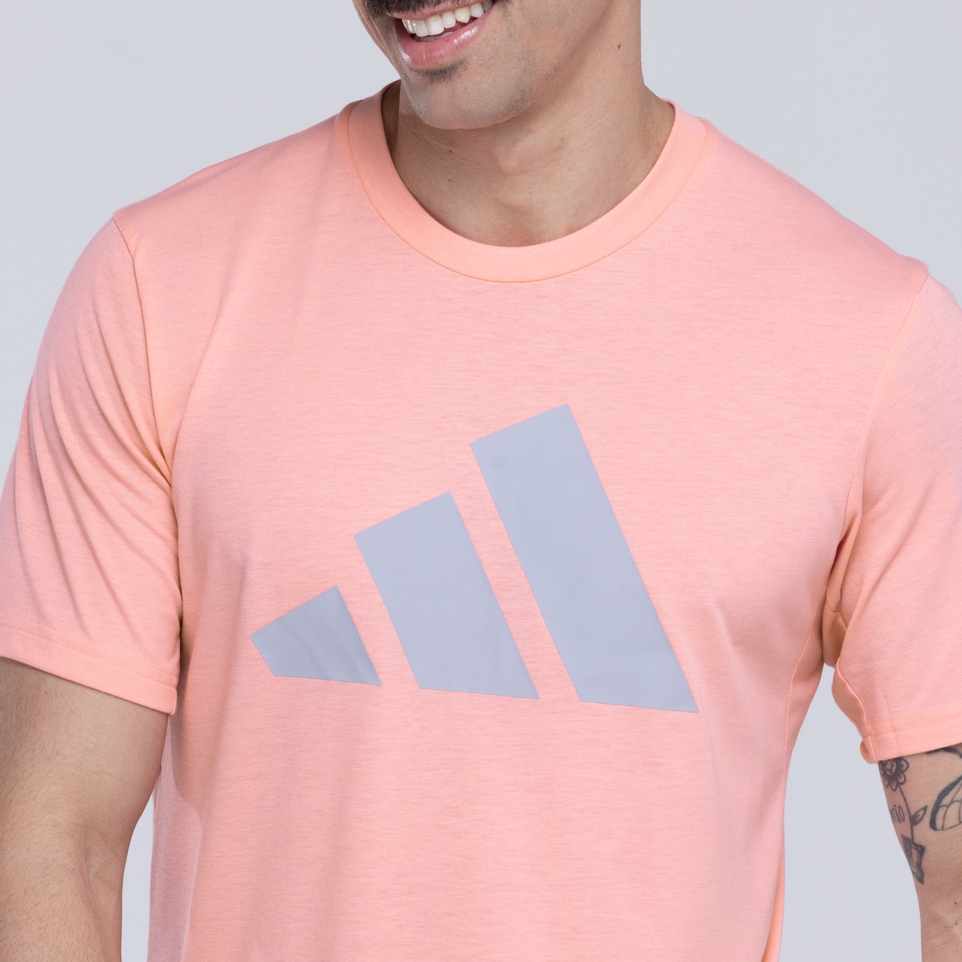 Camiseta adidas Essentials Logo - Masculina - Foto 5