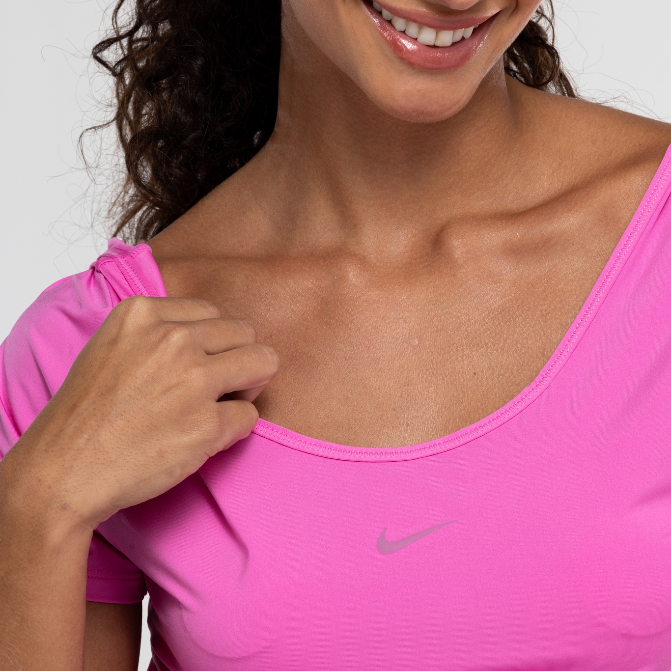 Camiseta Feminina Nike Manga Curta One Classic Dri-Fit TWST - Foto 6