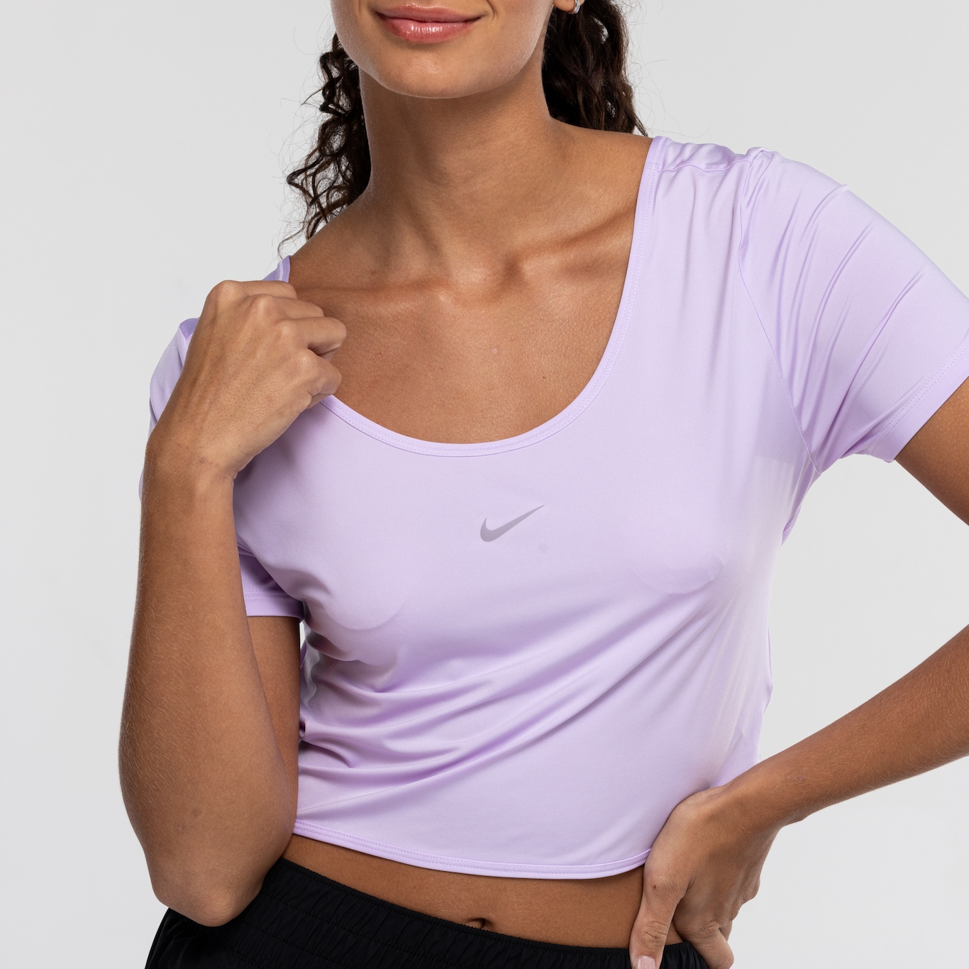 Camiseta Feminina Nike Manga Curta One Classic Dri-Fit TWST - Foto 5