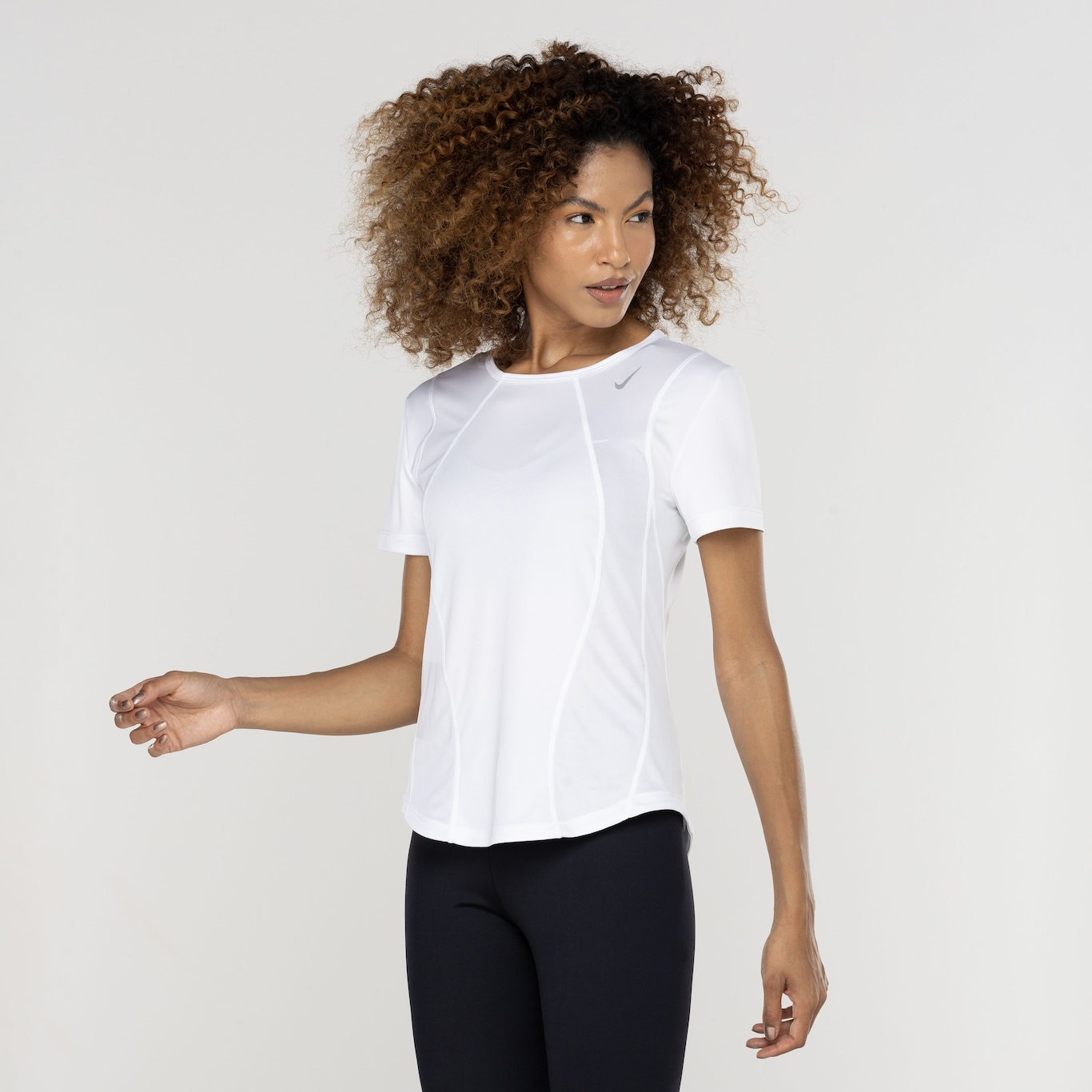 Camiseta Feminina Nike Manga Curta Dri-Fit Fast SS - Foto 4