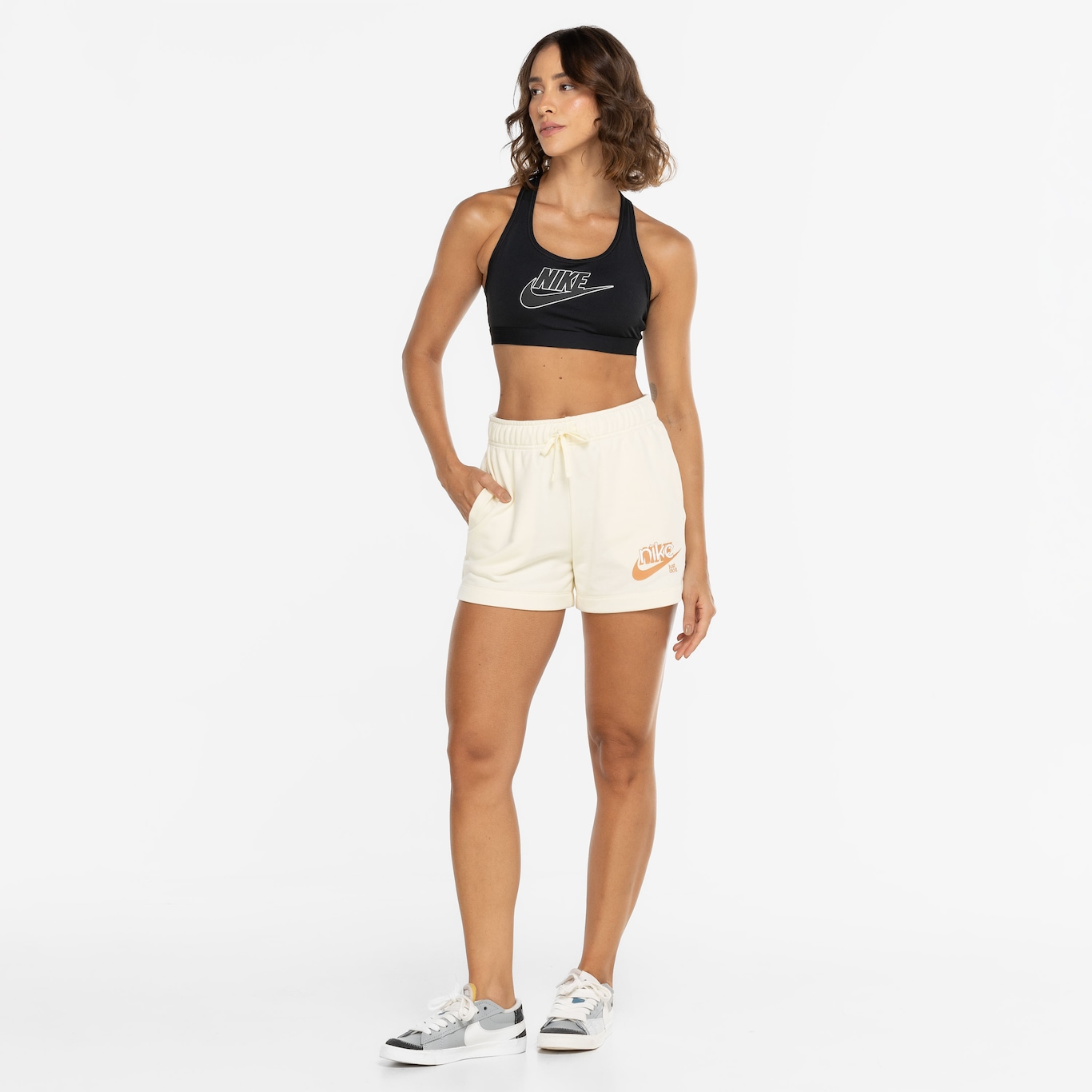 Top Fitness com Bojo Nike Média Sustentação Swoosh Futura BRA Adulto - Foto 5