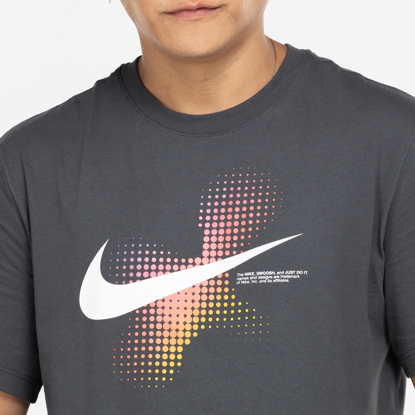 Camiseta Masculina Nike Manga Curta Sportswear 6MO Swoosh - Foto 6