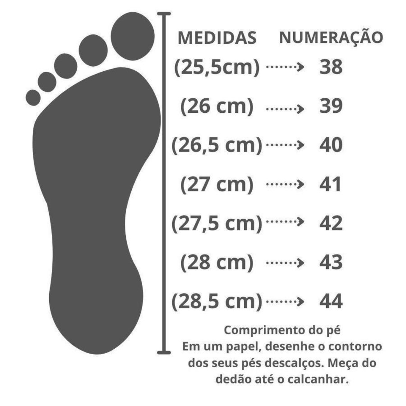 Futebol fitness e pés com sapatos esportivos em pé com bola para