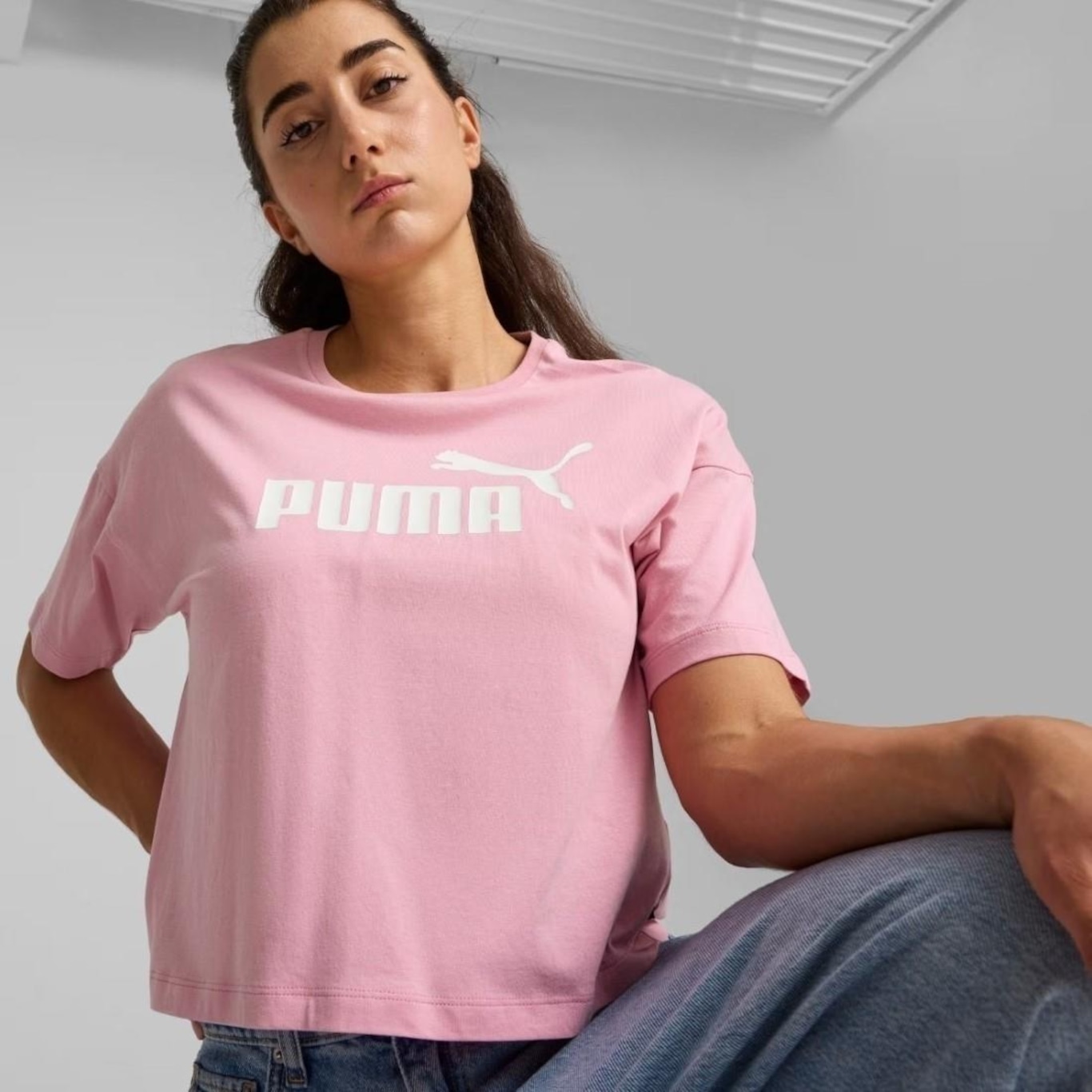 Camiseta Puma Essentials Cropped Logo Tee - Feminina - Foto 3