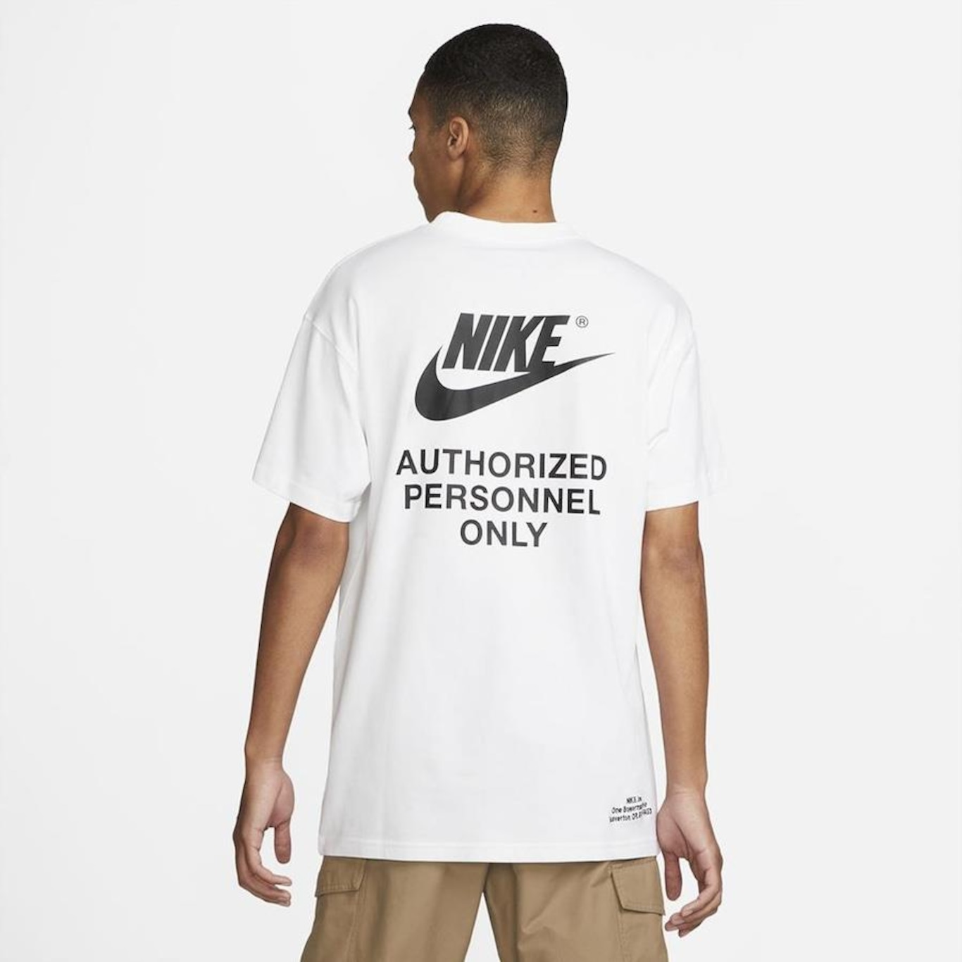 Camiseta Nike NSW Authorized Personnel Tee - Masculina - Foto 2