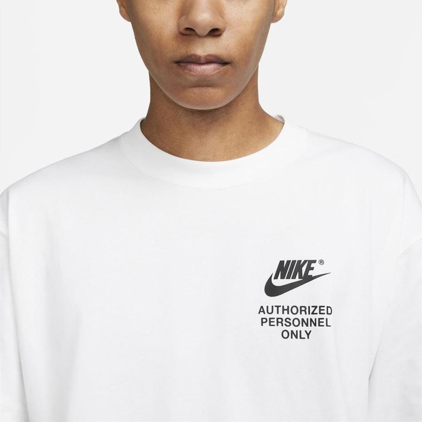 Camiseta Nike NSW Authorized Personnel Tee - Masculina - Foto 3