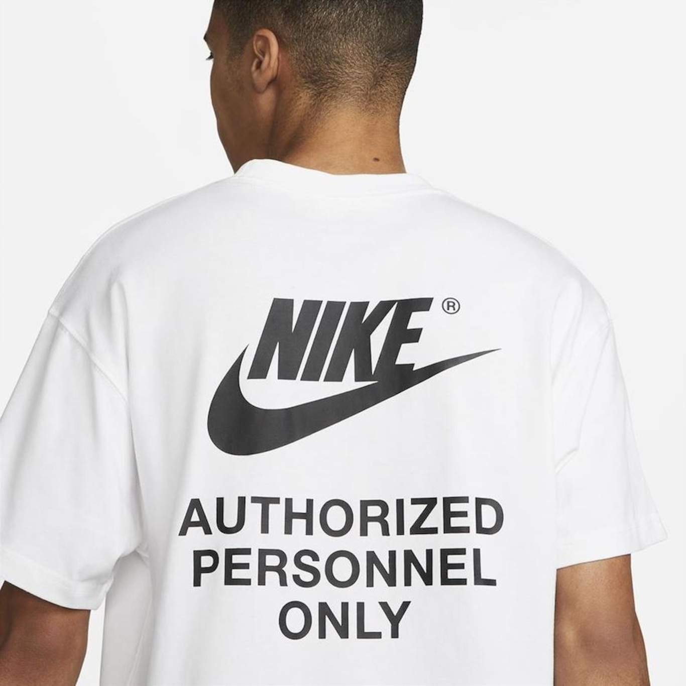 Camiseta Nike NSW Authorized Personnel Tee - Masculina - Foto 4