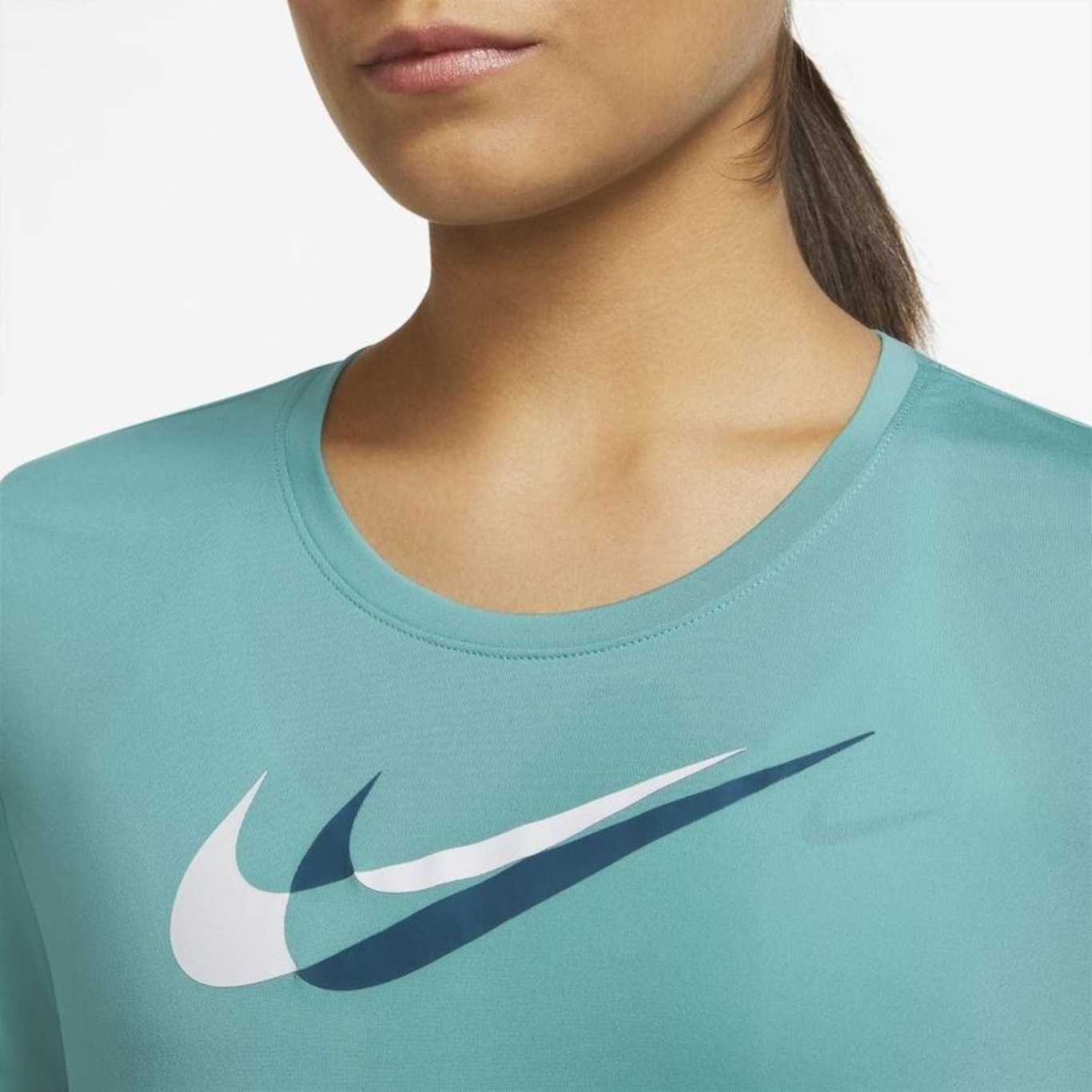 Camiseta Nike Dri-FIT Swoosh Run Feminina Preto/Branco