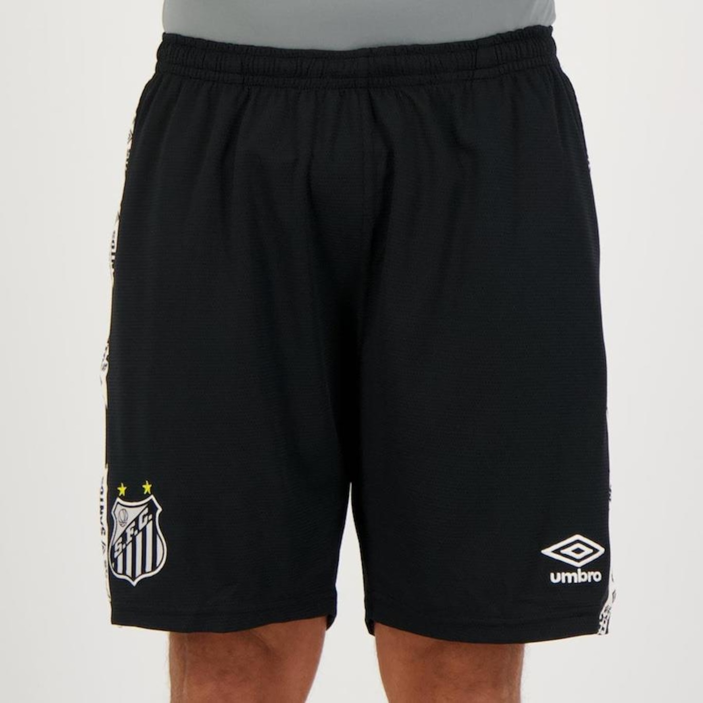 Bermuda Umbro Santos Viagem 2022 - Masculina - Foto 1