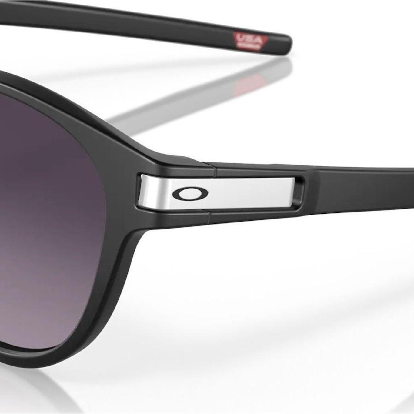 Óculos de Sol Oakley Latch Matte Black Prizm Grey Gradient - Unissex - Foto 4