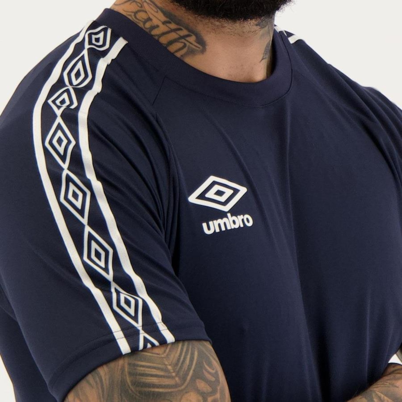 Camiseta Umbro Traditional Tape - Masculina - Foto 4