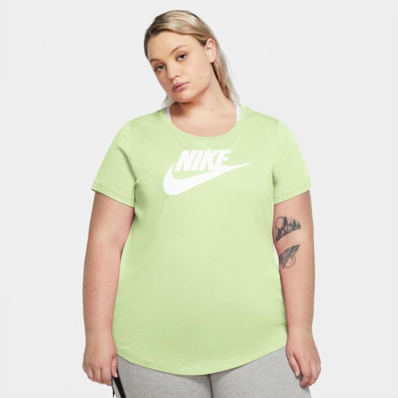 Camiseta Nike Sportswear Essential Plus Size - Feminina