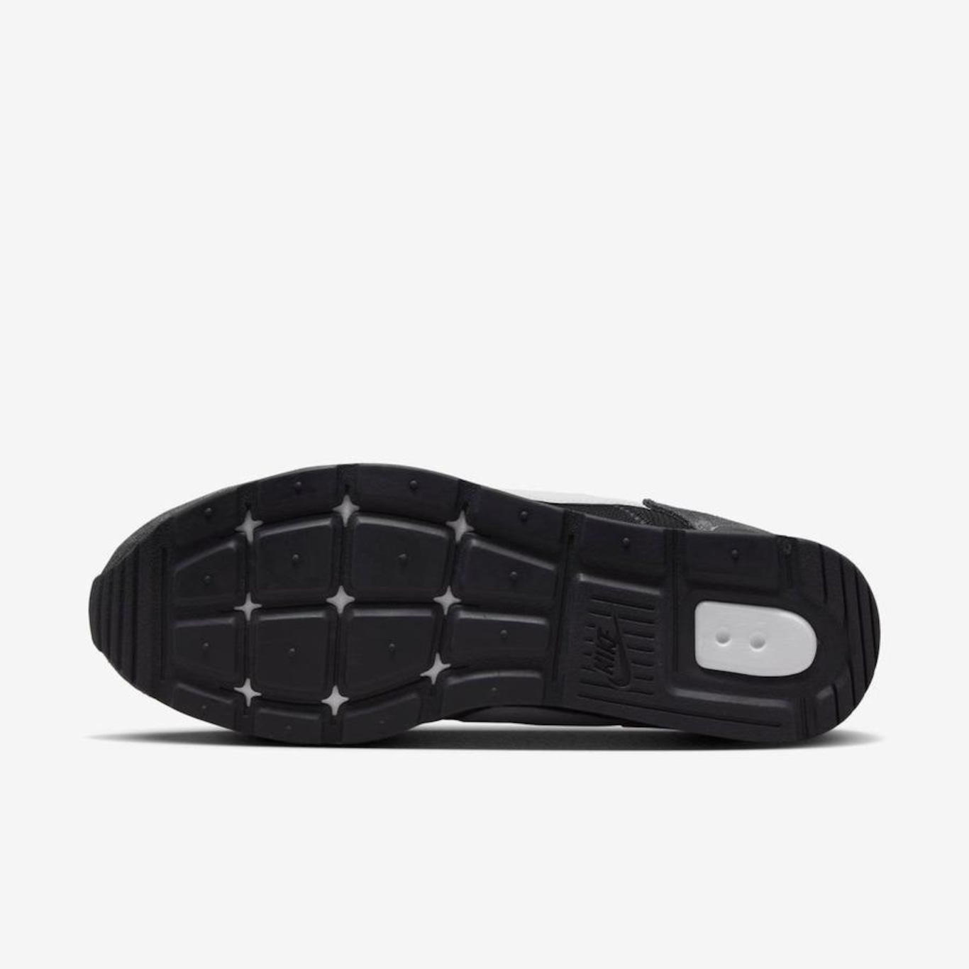 Plain black best sale nike runners