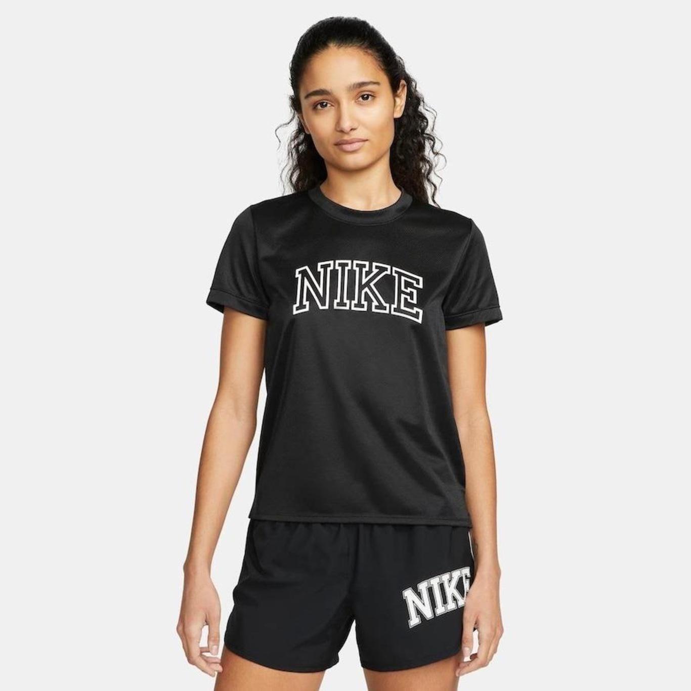Camiseta Nike One Dri-FIT Swoosh Preta Feminina - Paqueta Esportes
