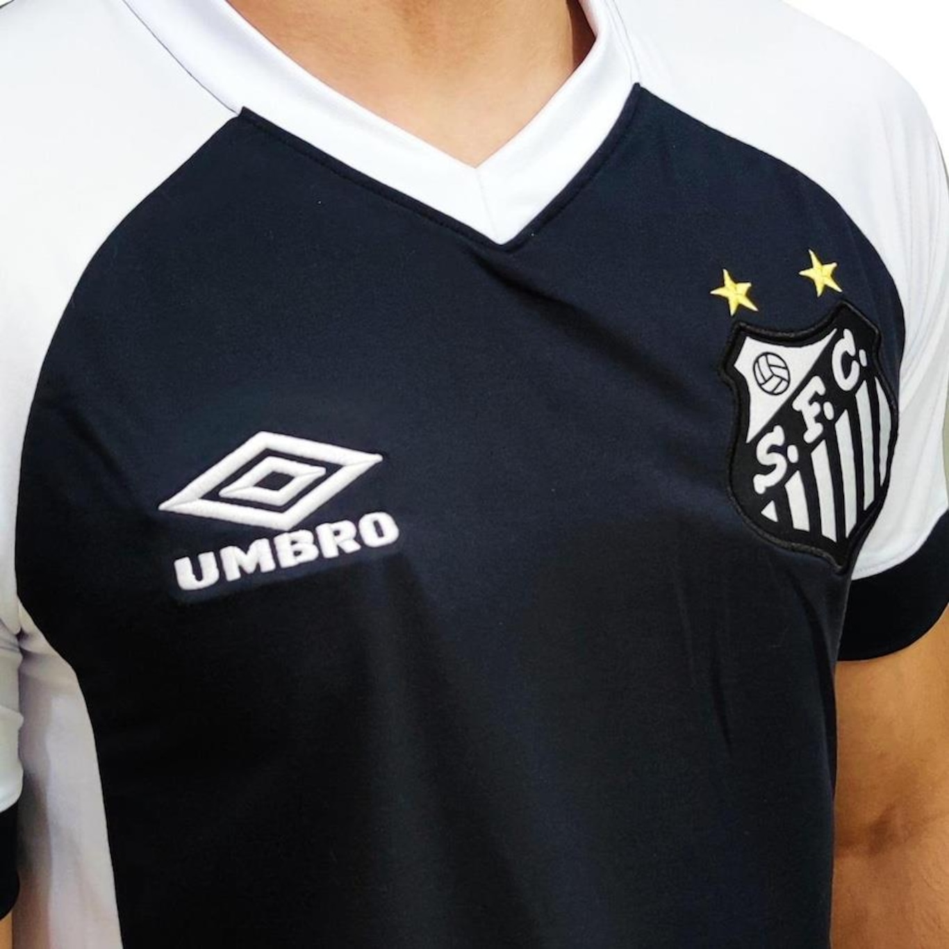 Santos FC e Umbro lançam camisa retrô em homenagem a jogo contra o New York  Cosmos, em 1980 - Santos Futebol Clube