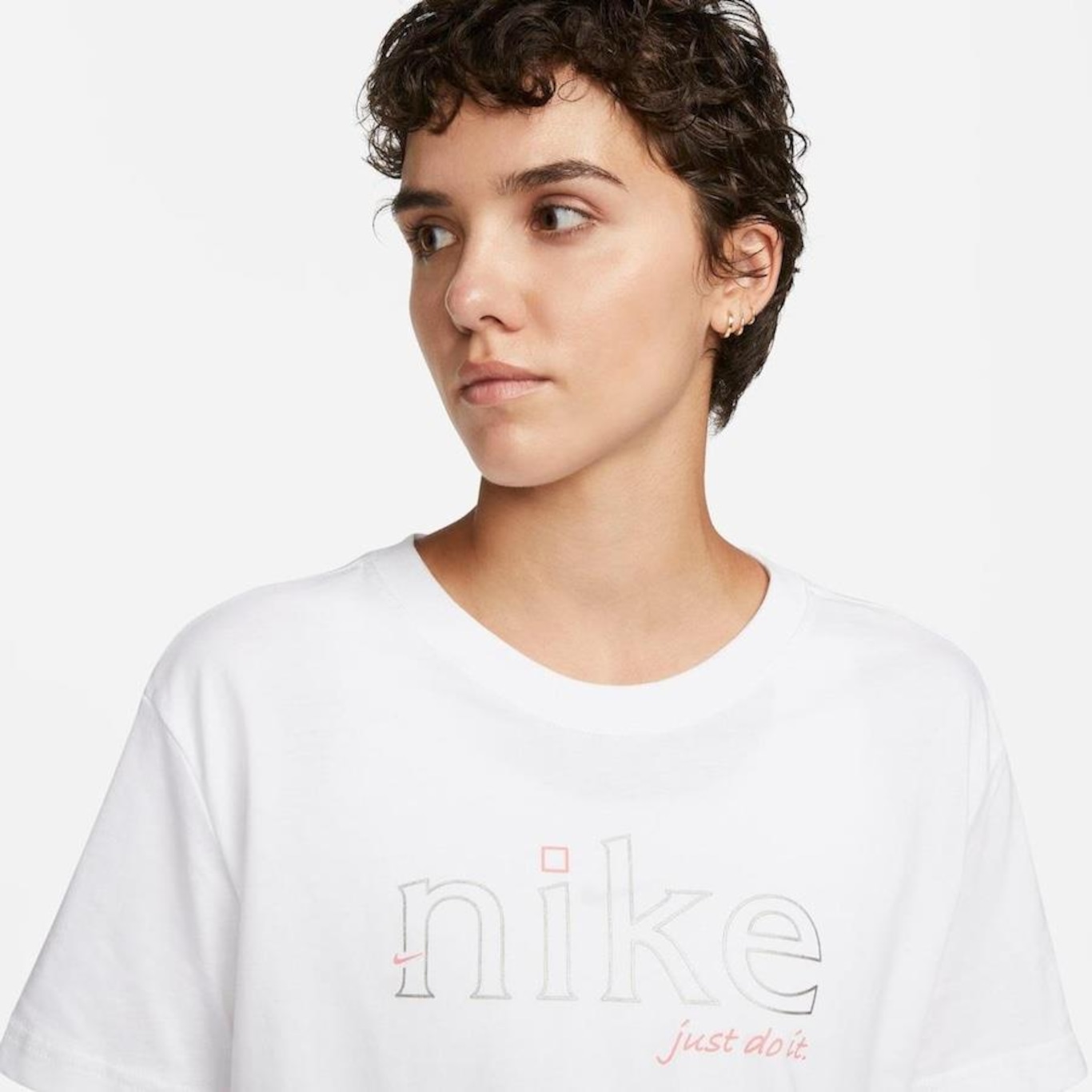 Camiseta Nike Sportswear - Feminina - Foto 3