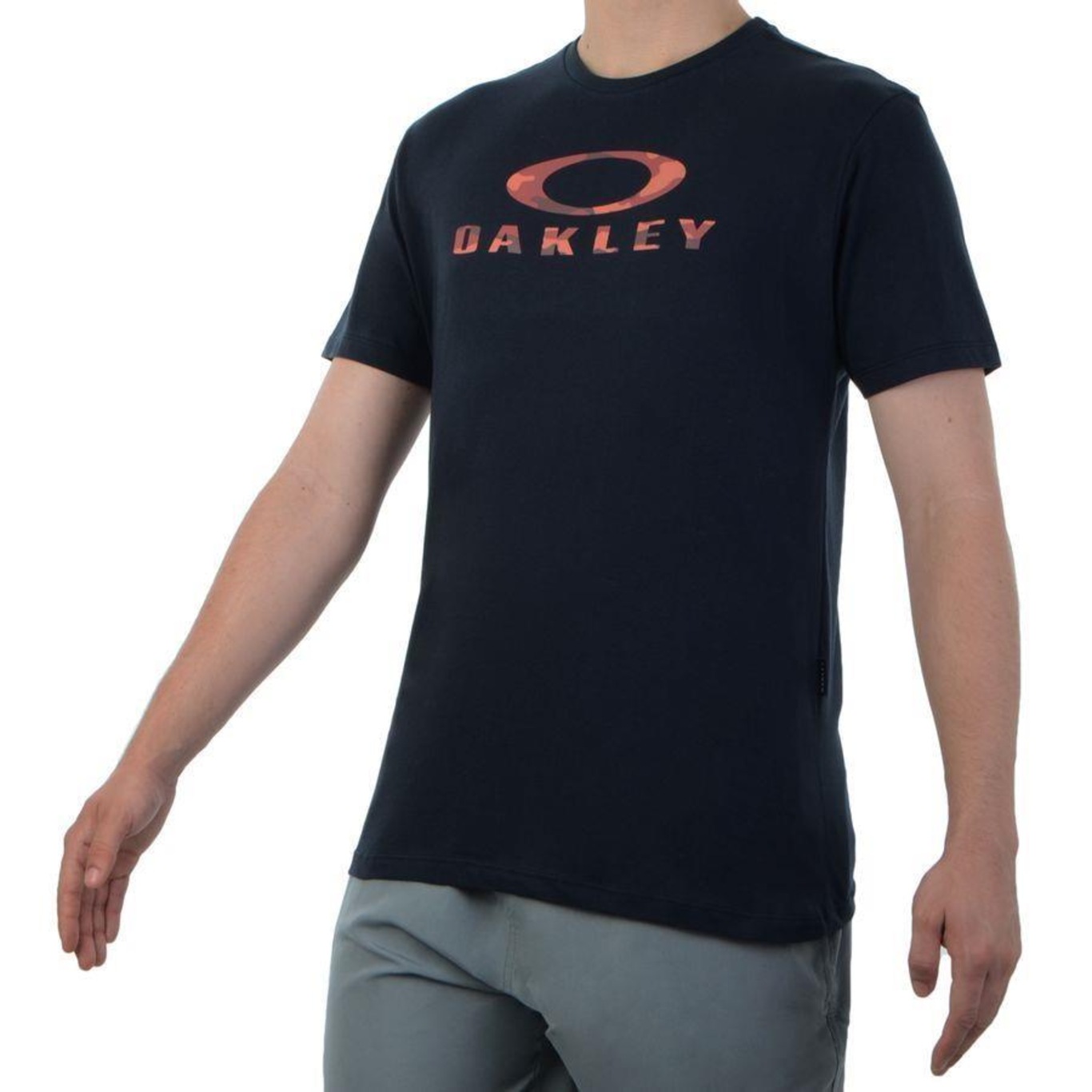 Preços baixos em Camisetas Oakley Preto para Homens