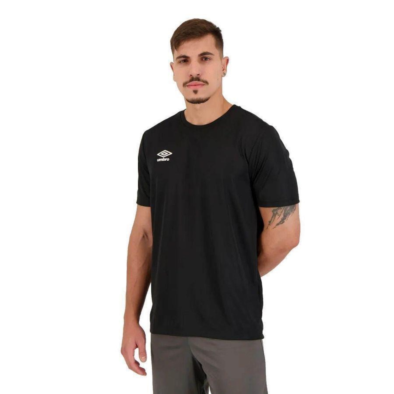 Camiseta Umbro Essential - Masculina - Foto 2