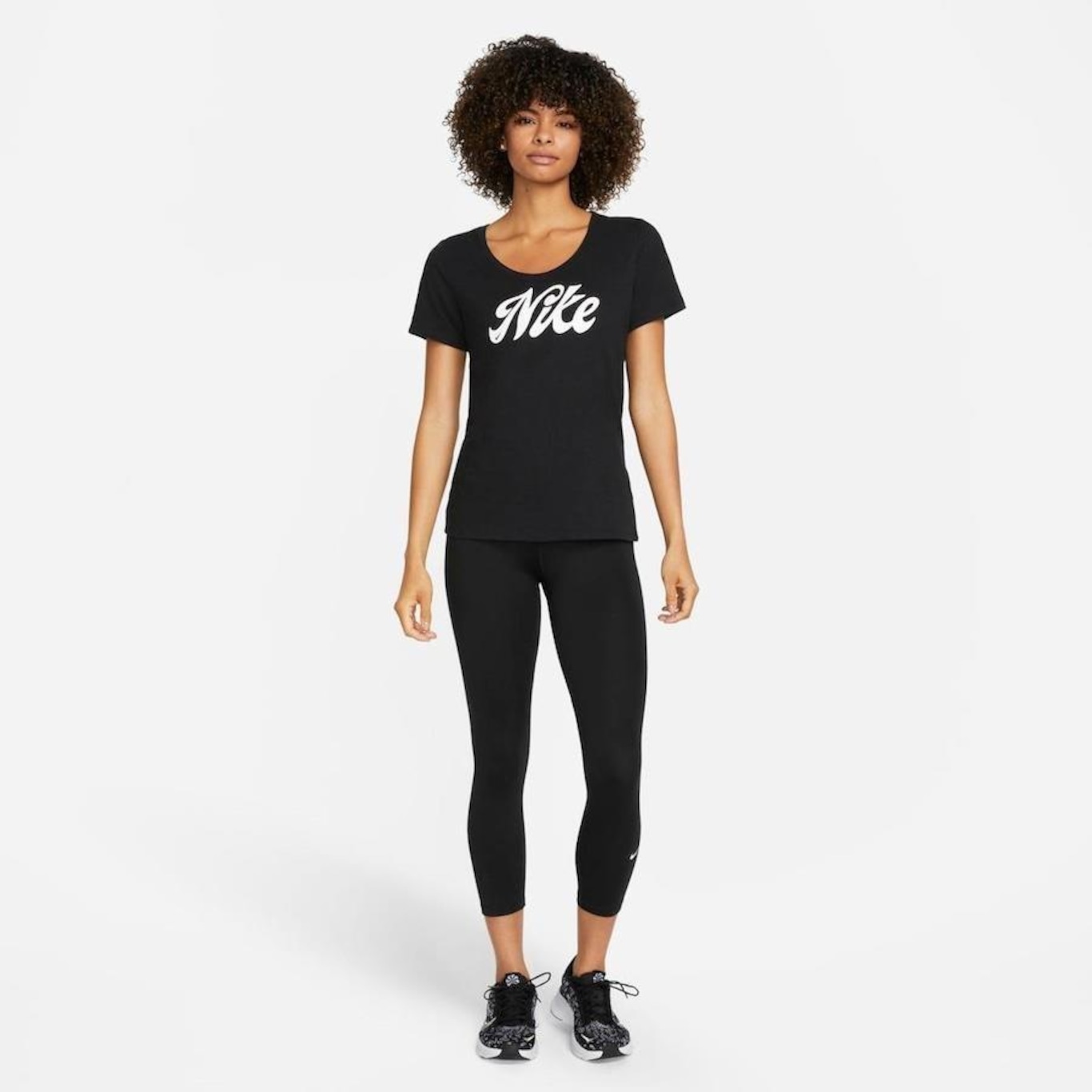 Camiseta Nike Dri-FIT Script - Feminina - Foto 4