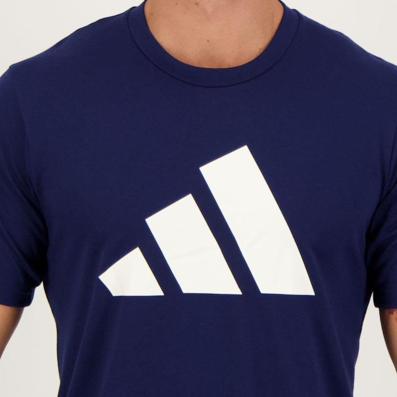 Camiseta adidas Essentials Logo - Masculina - Foto 4