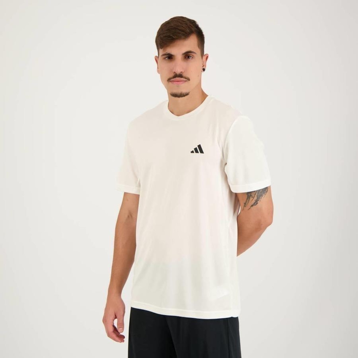 Camiseta adidas Essentials Base - Masculina - Foto 2