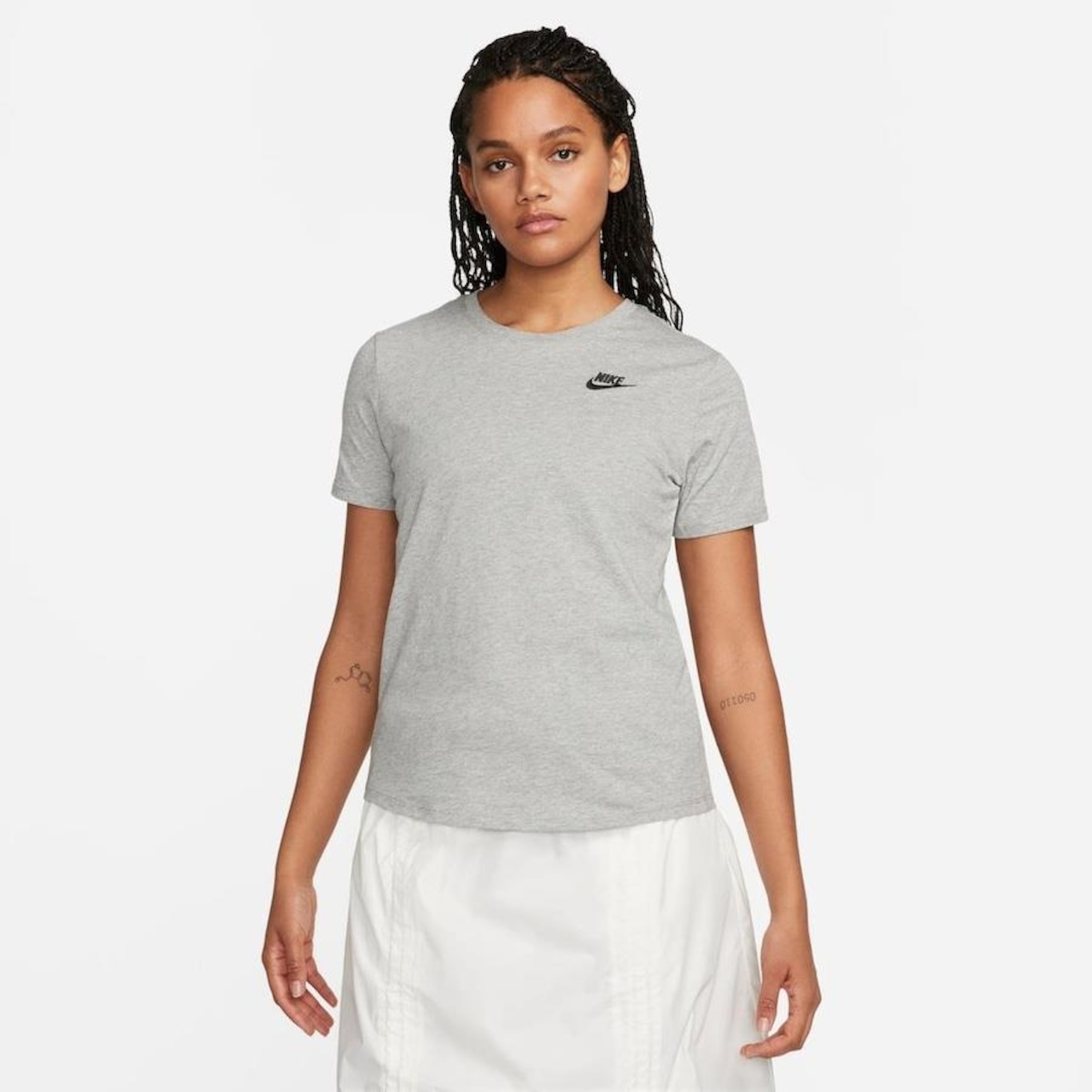 Camiseta Nike Sportswear Club Essentials - Feminina - Foto 1