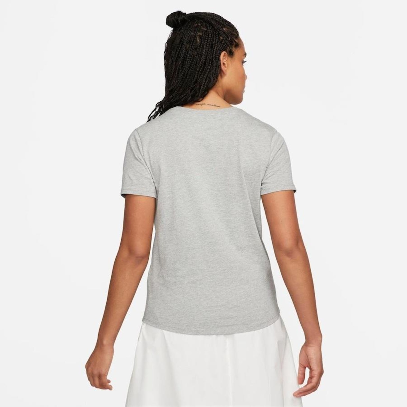 Camiseta Nike Sportswear Club Essentials - Feminina - Foto 2