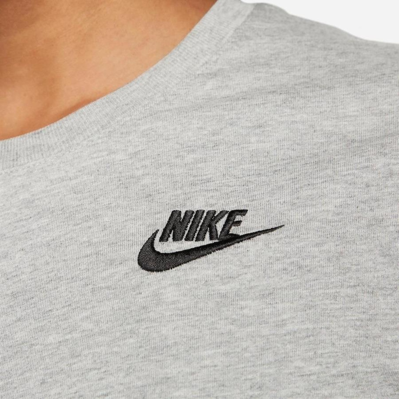 Camiseta Nike Sportswear Club Essentials - Feminina - Foto 4