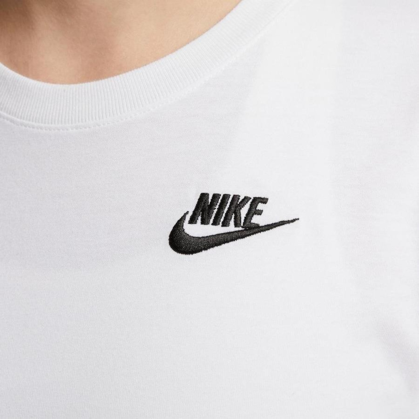 Camiseta Nike Sportswear Club Essentials - Feminina em Promoção