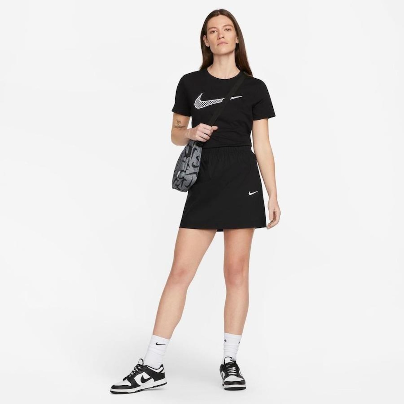 Camiseta Nike Sportswear Logo Swoosh - Feminina - Foto 4