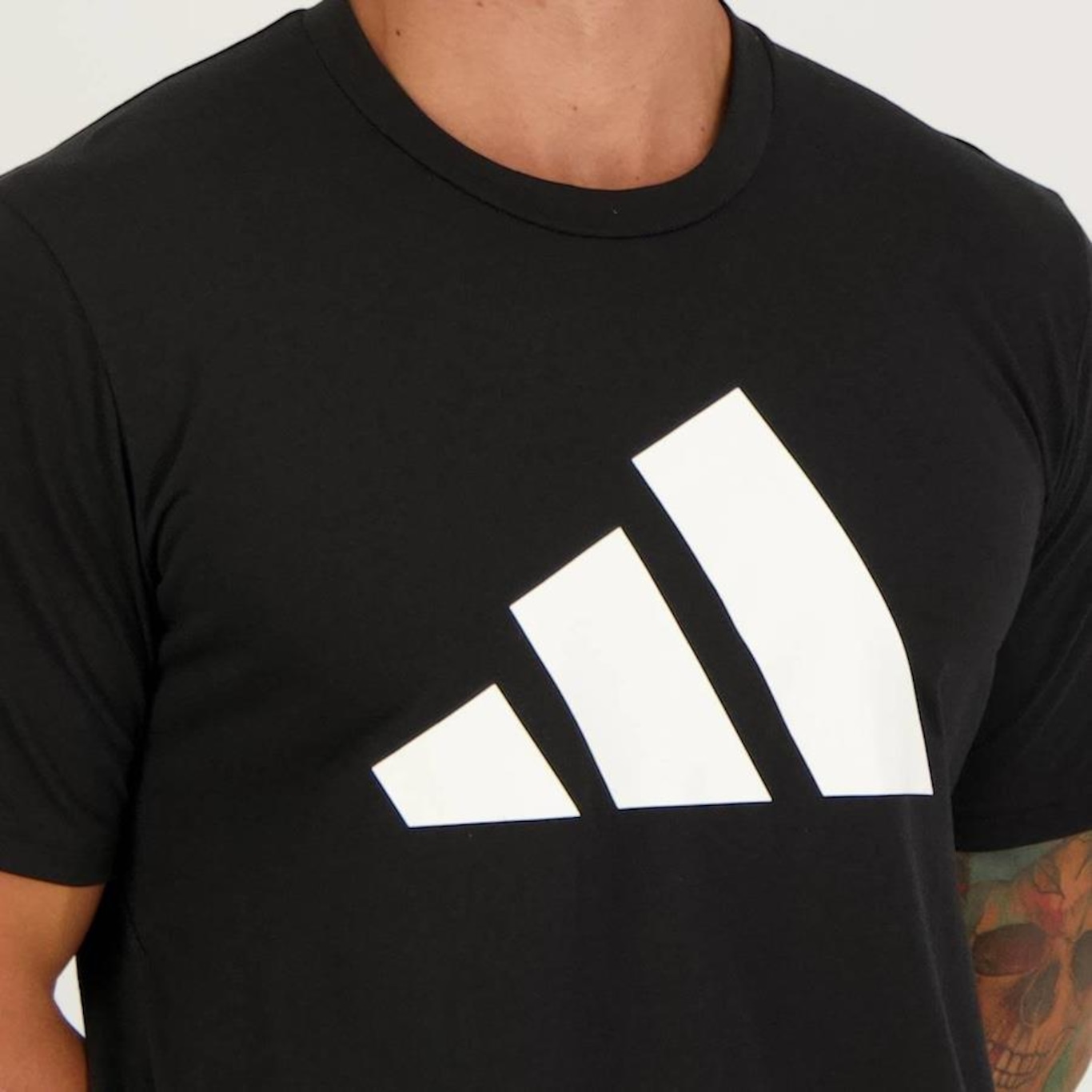 Camiseta adidas Essentials Logo - Masculina - Foto 4