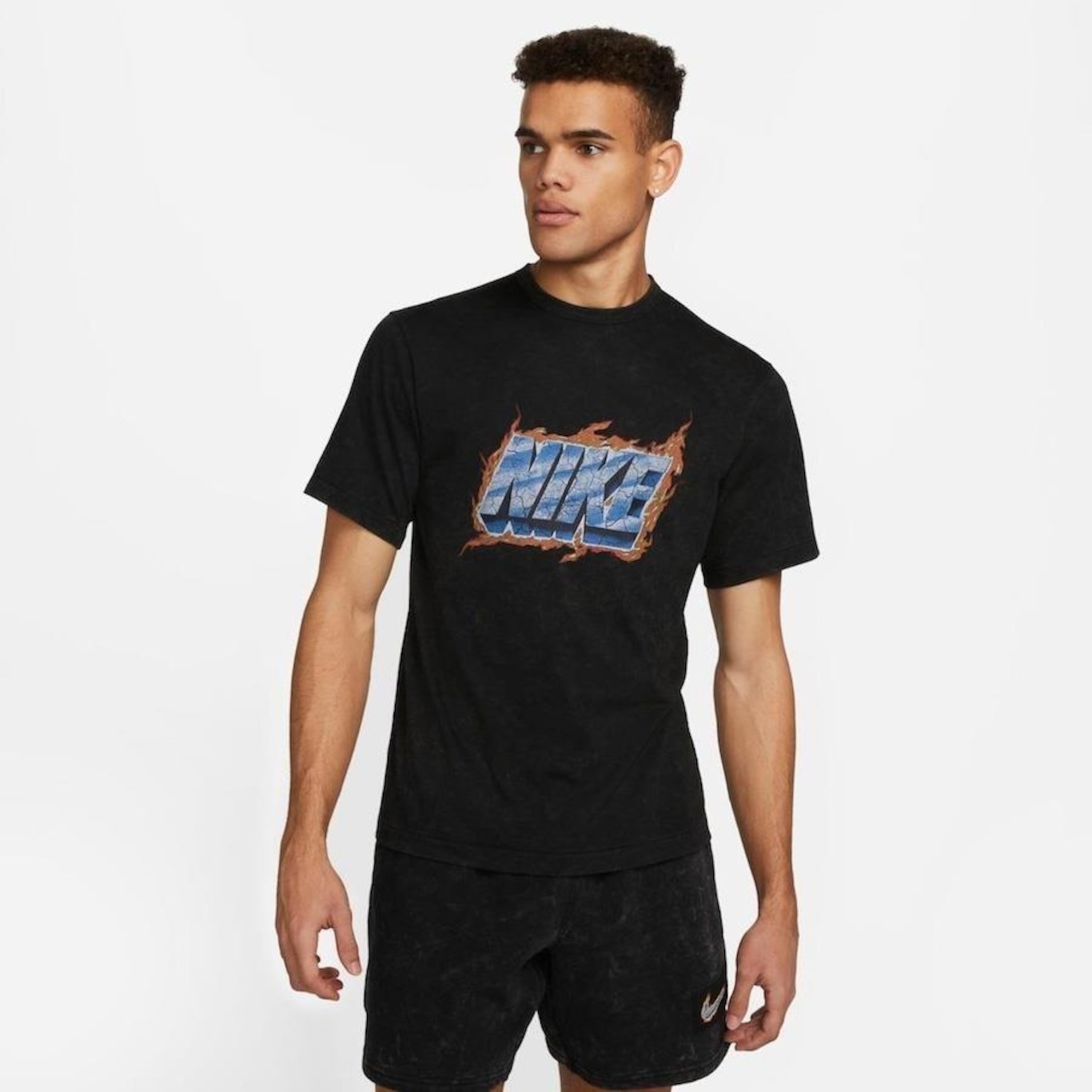 Camiseta Nike Dri-FIT Graphic Fitness - Masculina - Foto 1