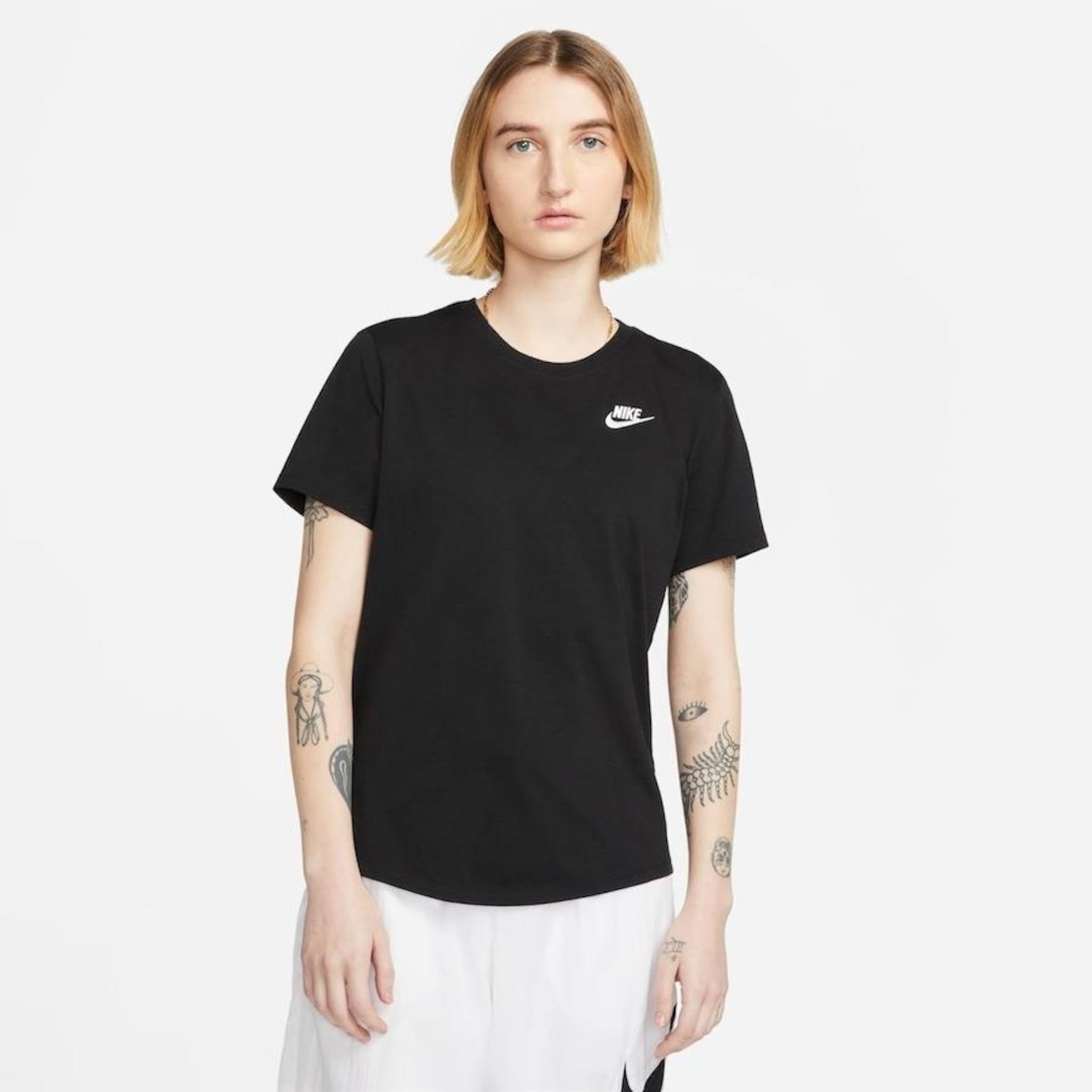 Camiseta Nike Sportswear Club Essentials - Feminina em Promoção