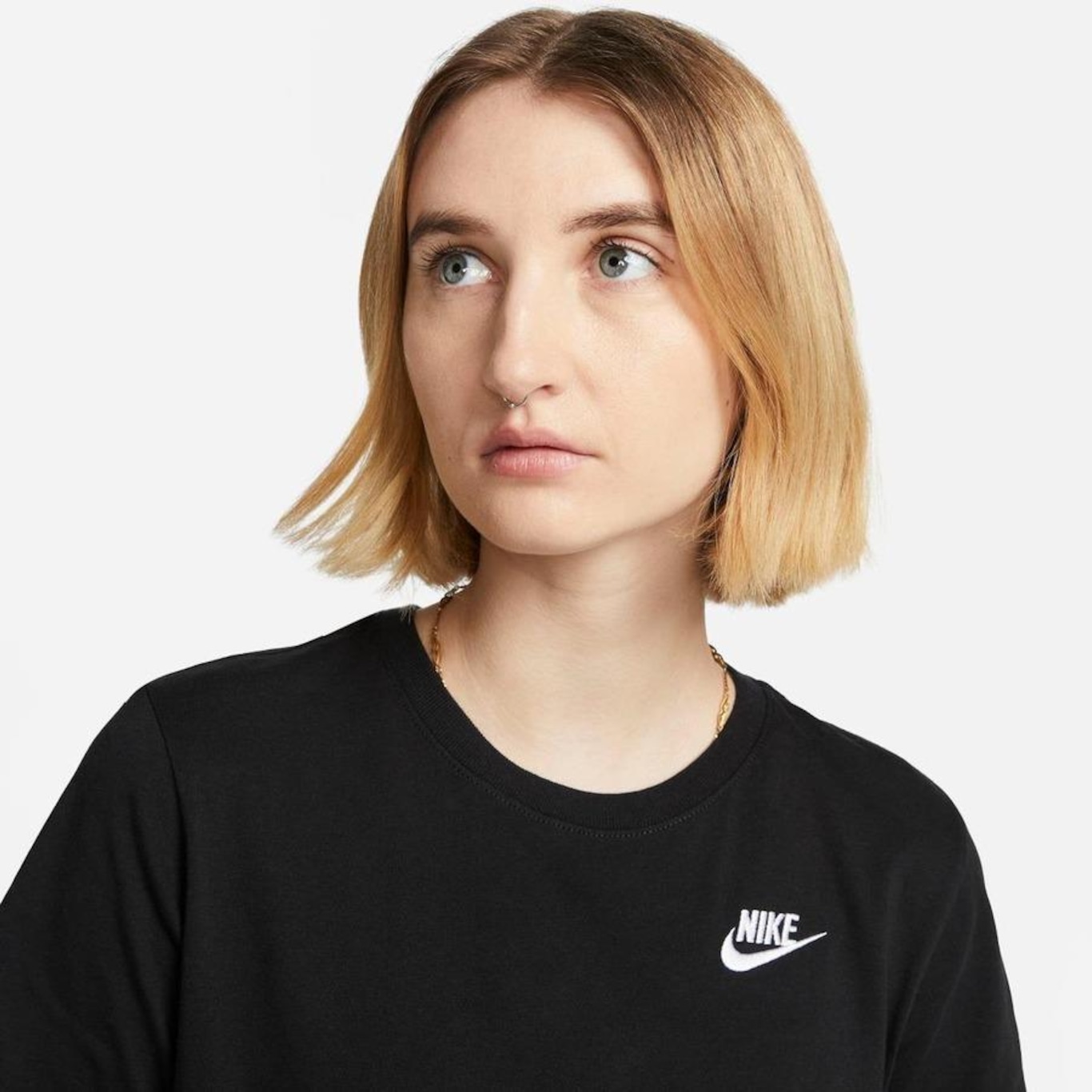 Camiseta Nike Sportswear Club Essentials - Feminina em Promoção