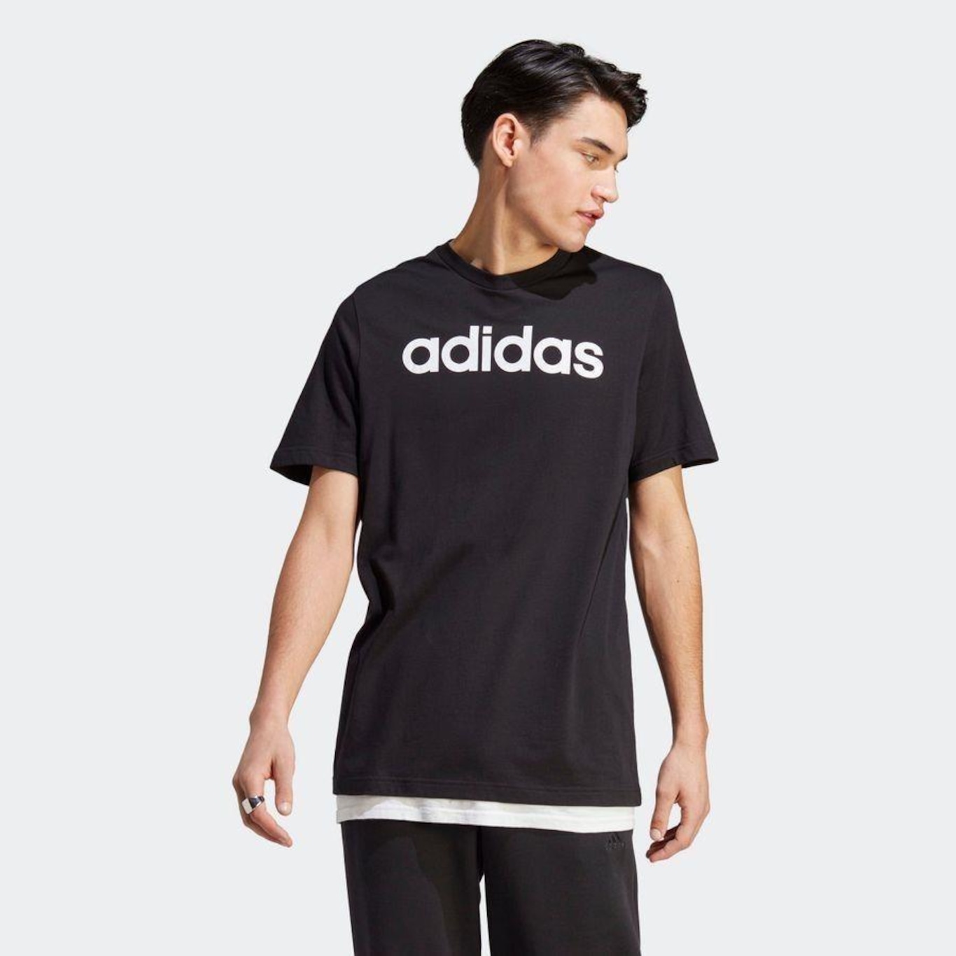 Camiseta adidas Essentials Linear Embroidered Logo - Masculina - Foto 4