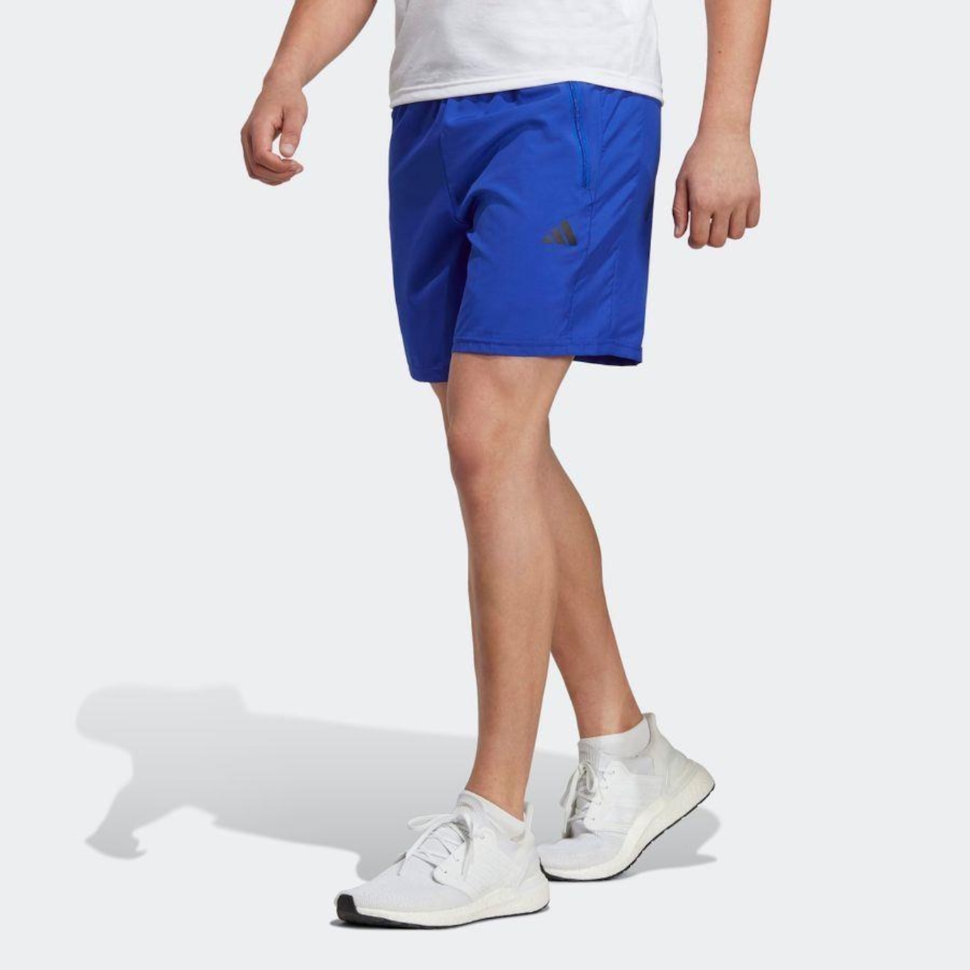 Bermuda adidas Treino Essentials Woven - Masculina - Foto 4