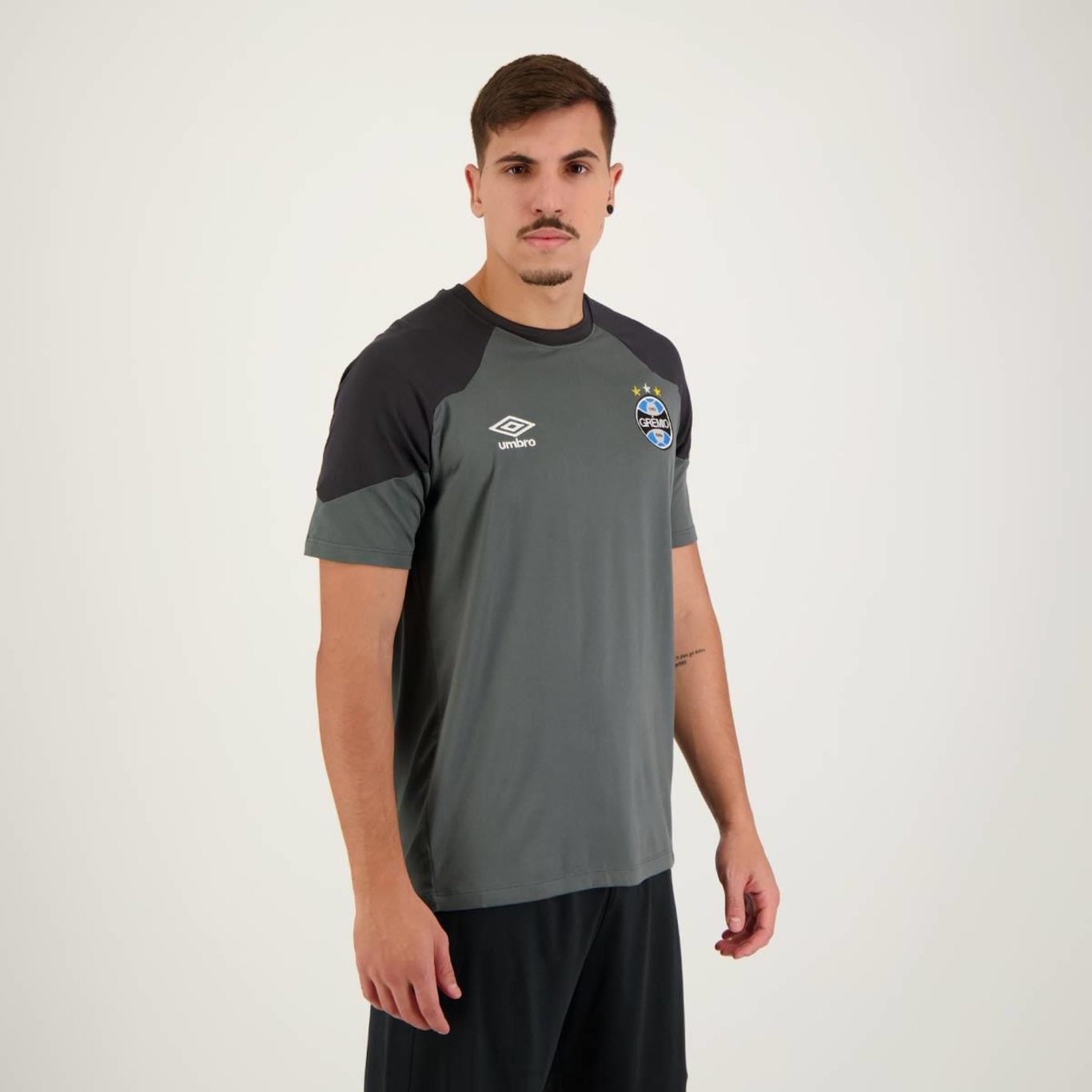 Camisa do Grêmio Concentração 2023 Umbro - Masculina - Foto 5