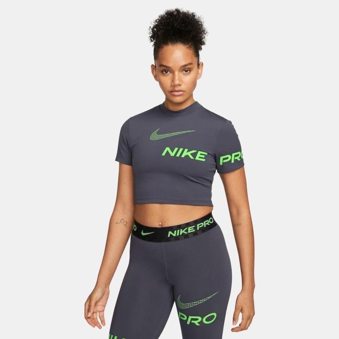 Camiseta Nike Pro Dri-FIT - Feminina em Promoção