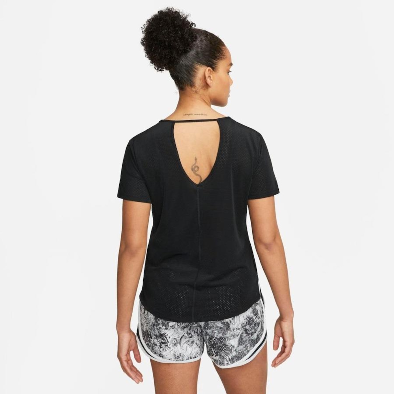 Camiseta Nike Dri-FIT One Breathe - Feminina - Foto 2